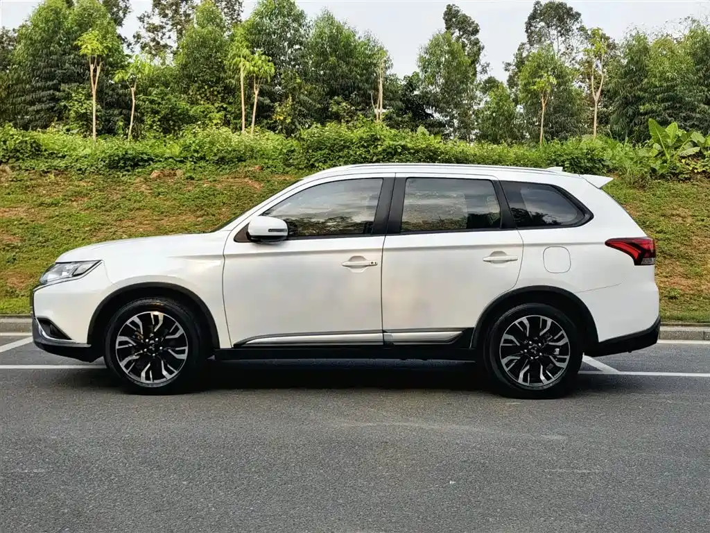 Outlander 2.0 L 2 WD Smooth Enjoyment 5-seat CN-VI