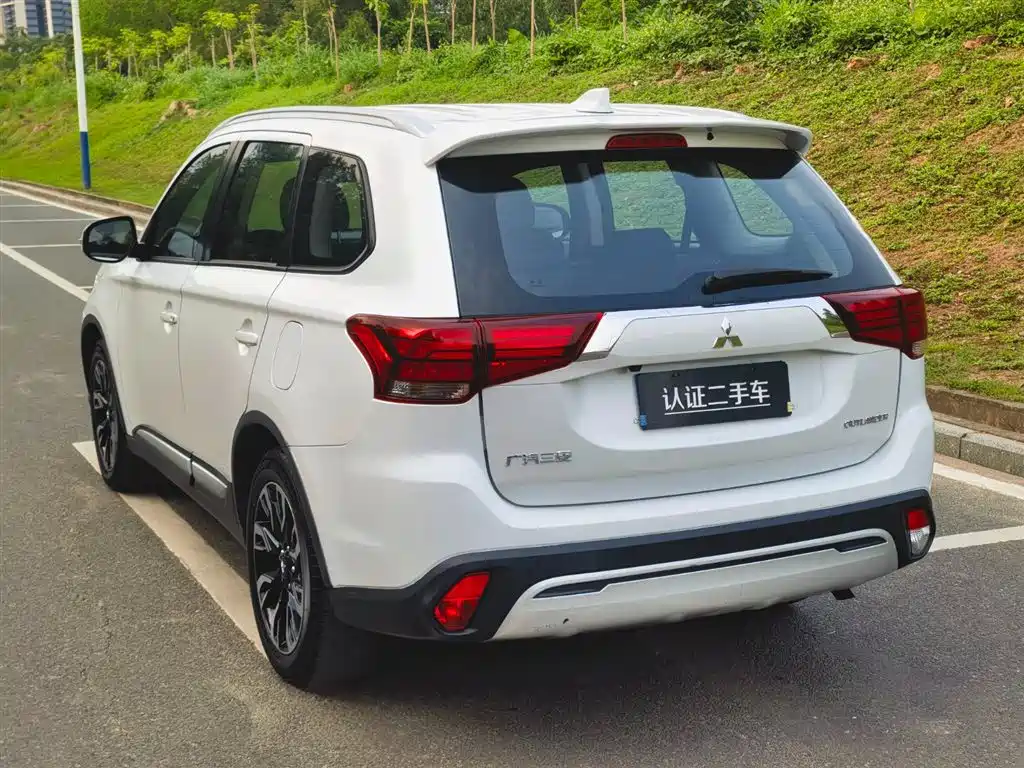 Outlander 2.0 L 2 WD Smooth Enjoyment 5-seat CN-VI