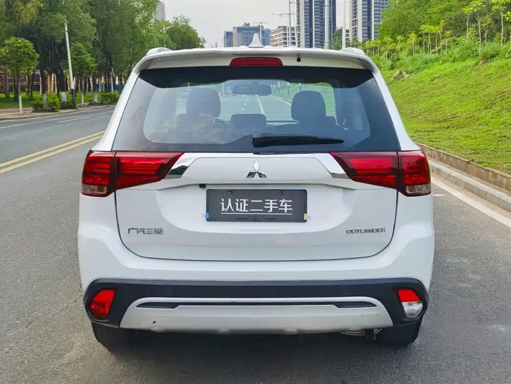 Outlander 2.0 L 2 WD Smooth Enjoyment 5-seat CN-VI