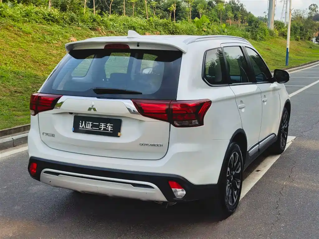 Outlander 2.0 L 2 WD Smooth Enjoyment 5-seat CN-VI