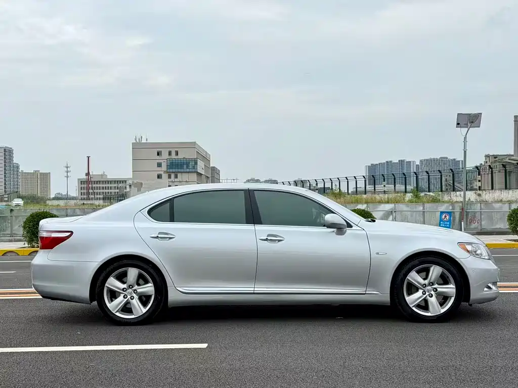 Lexus LS 460 L Distinguished