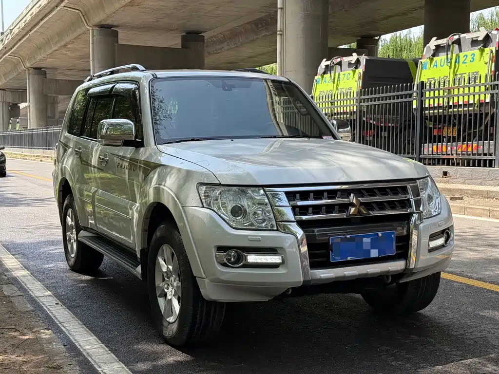 Pajero (Import) 3.0 L Auto Distinguished CN-V