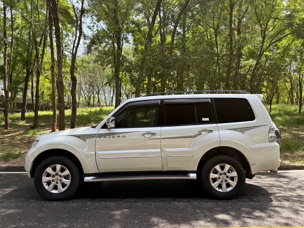 Pajero (Import) 3.0 L Auto Distinguished CN-V