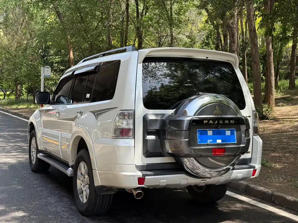 Pajero (Import) 3.0 L Auto Distinguished CN-V