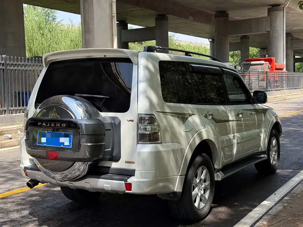 Pajero (Import) 3.0 L Auto Distinguished CN-V