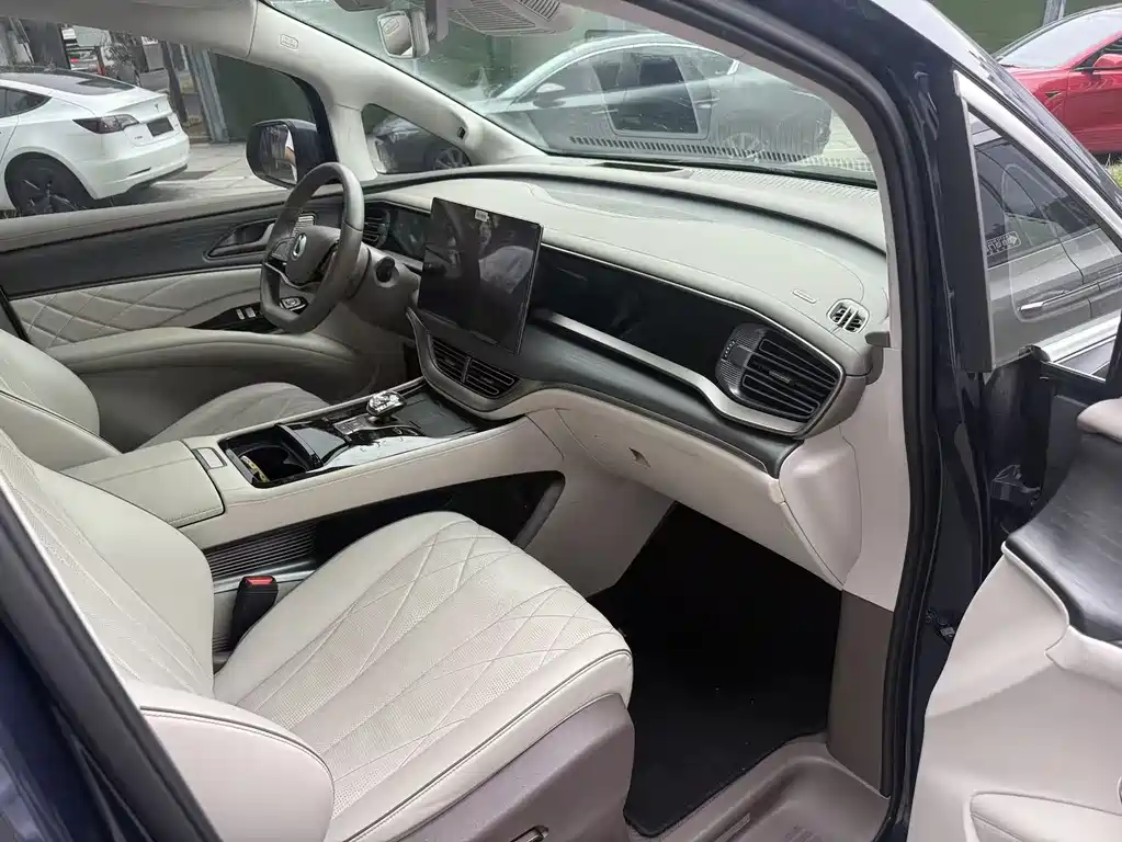 Denza D9 DM-i 970 4 WD Flagship