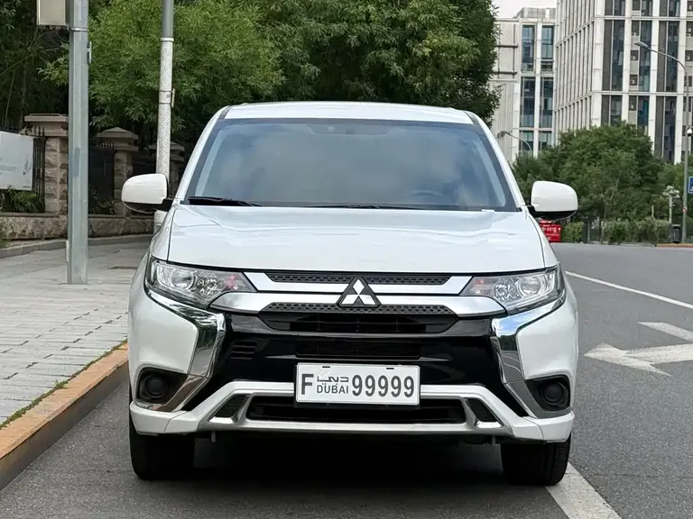Mitsubishi Outlander Facelift 2.0 L 2 WD Smooth Travel 5-seat
