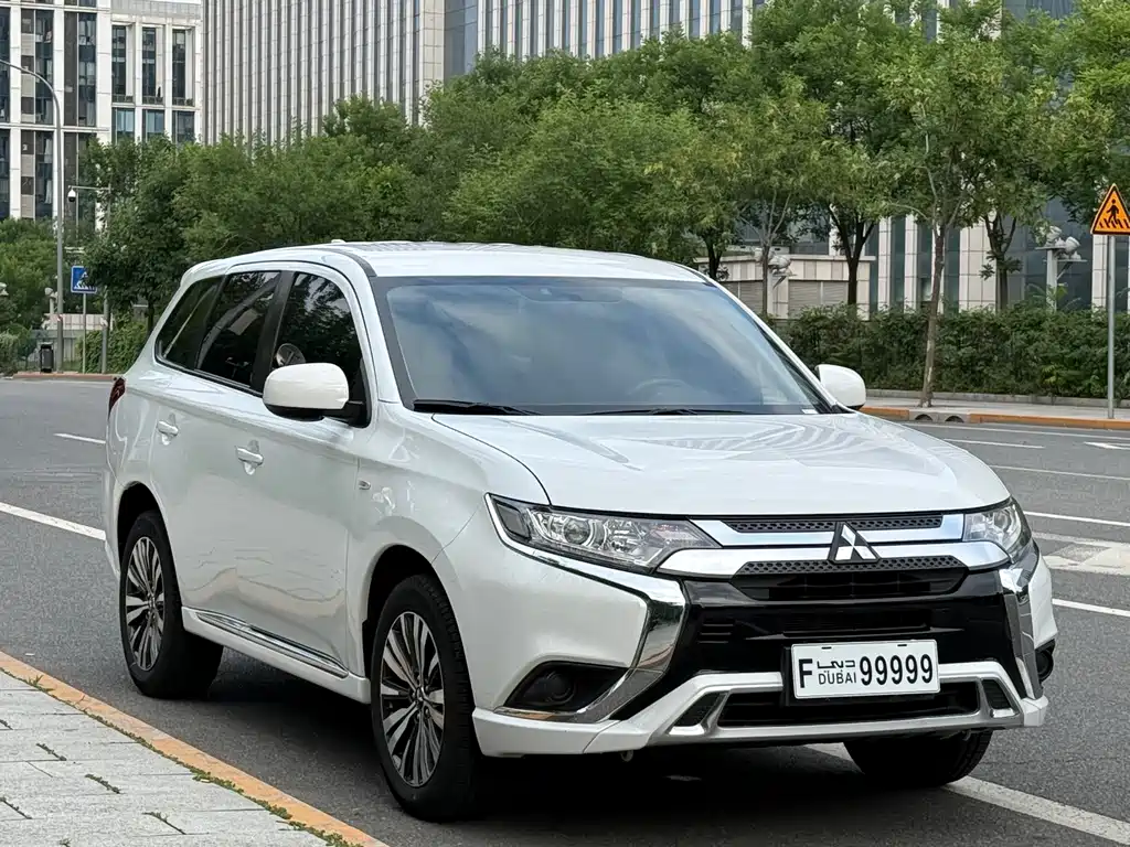 Outlander Facelift 2.0 L 2 WD Smooth Travel 5-seat
