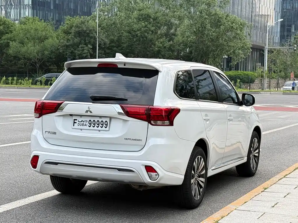 Outlander Facelift 2.0 L 2 WD Smooth Travel 5-seat