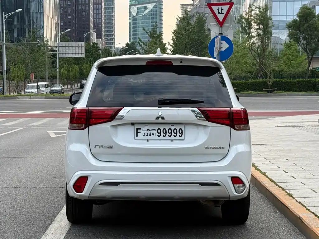 Outlander Facelift 2.0 L 2 WD Smooth Travel 5-seat