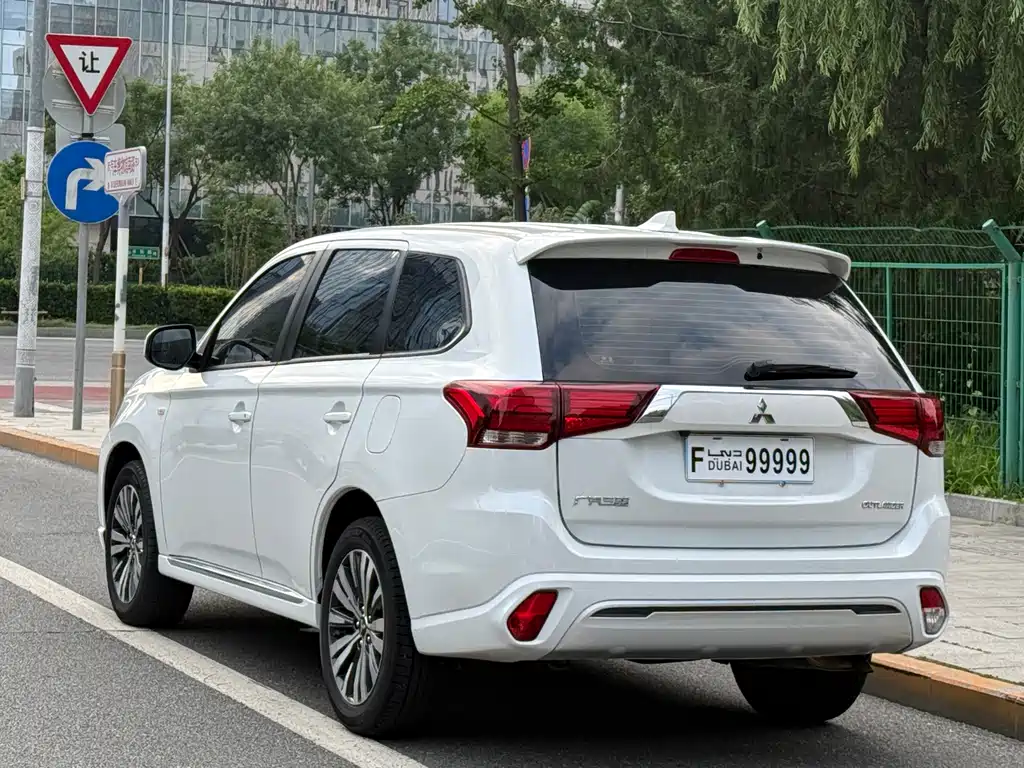 Outlander Facelift 2.0 L 2 WD Smooth Travel 5-seat