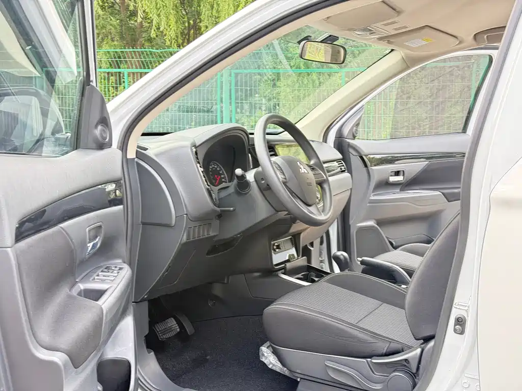 Outlander Facelift 2.0 L 2 WD Smooth Travel 5-seat