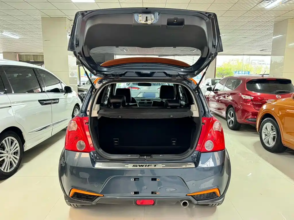 Swift 1.5 L Auto Fashion Cool Play