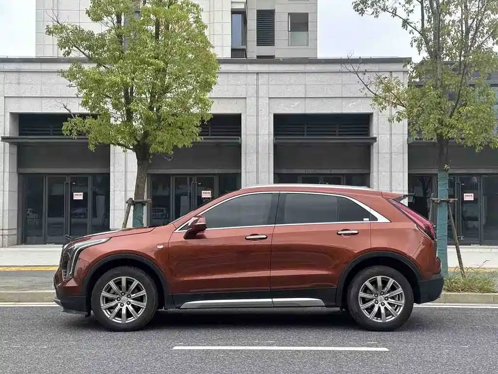 Cadillac XT4 28 T 2 WD Leading