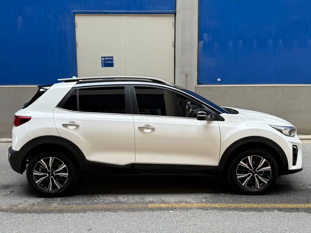 Stonic 1.4 L CVT Fun Enjoyment Sunroof