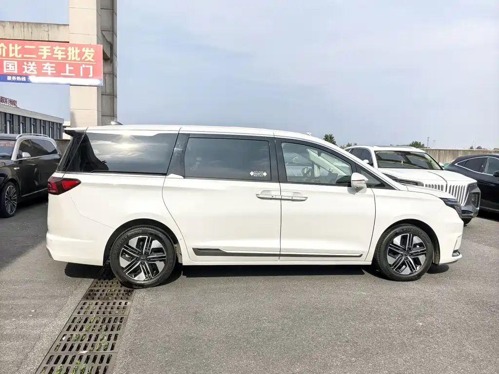 Refine RF8 PHEV 瑞风RF8 PHEV 2024款 鸿蒙版 1.5 T 150 KM 旗舰型 磷酸铁锂