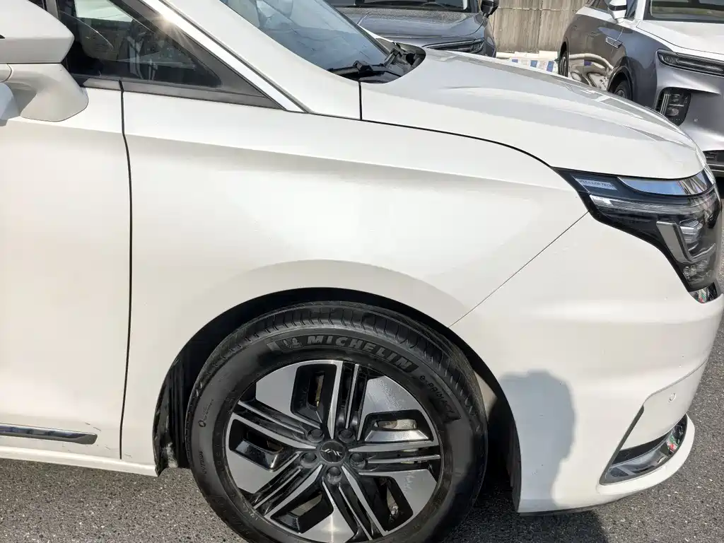 Refine RF8 PHEV 瑞风RF8 PHEV 2024款 鸿蒙版 1.5 T 150 KM 旗舰型 磷酸铁锂