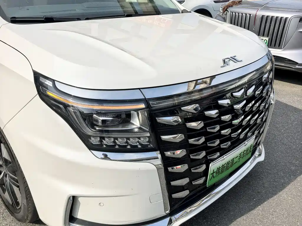 Refine RF8 PHEV 瑞风RF8 PHEV 2024款 鸿蒙版 1.5 T 150 KM 旗舰型 磷酸铁锂