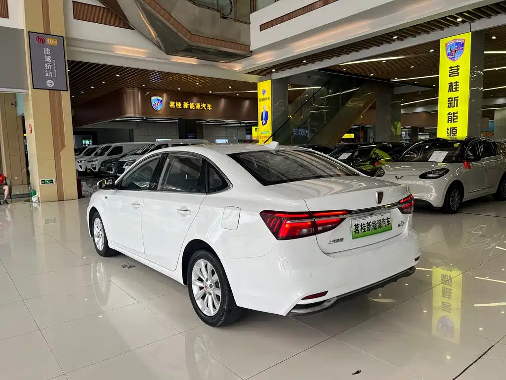 Roewe i6 NEV 45 T Hybrid Connected Smart Enjoyment