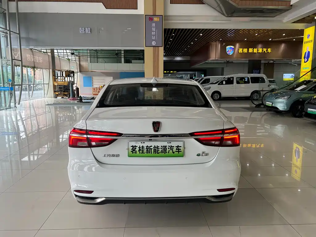 Roewe i6 NEV 45 T Hybrid Connected Smart Enjoyment