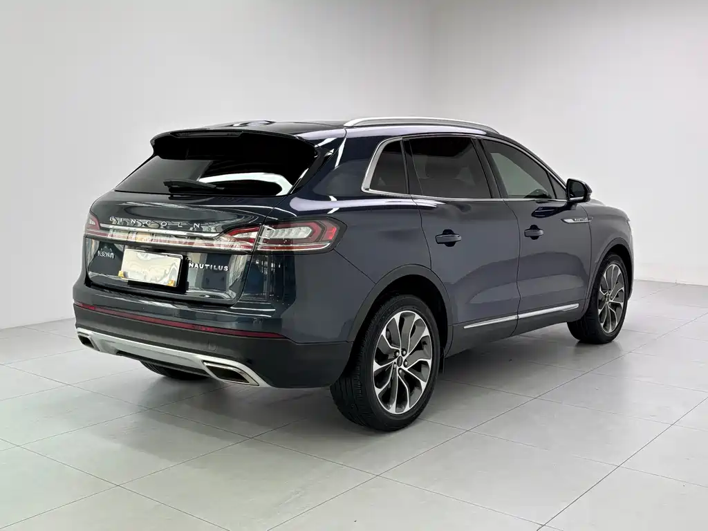 Nautilus 2.0 T 4 WD Premium