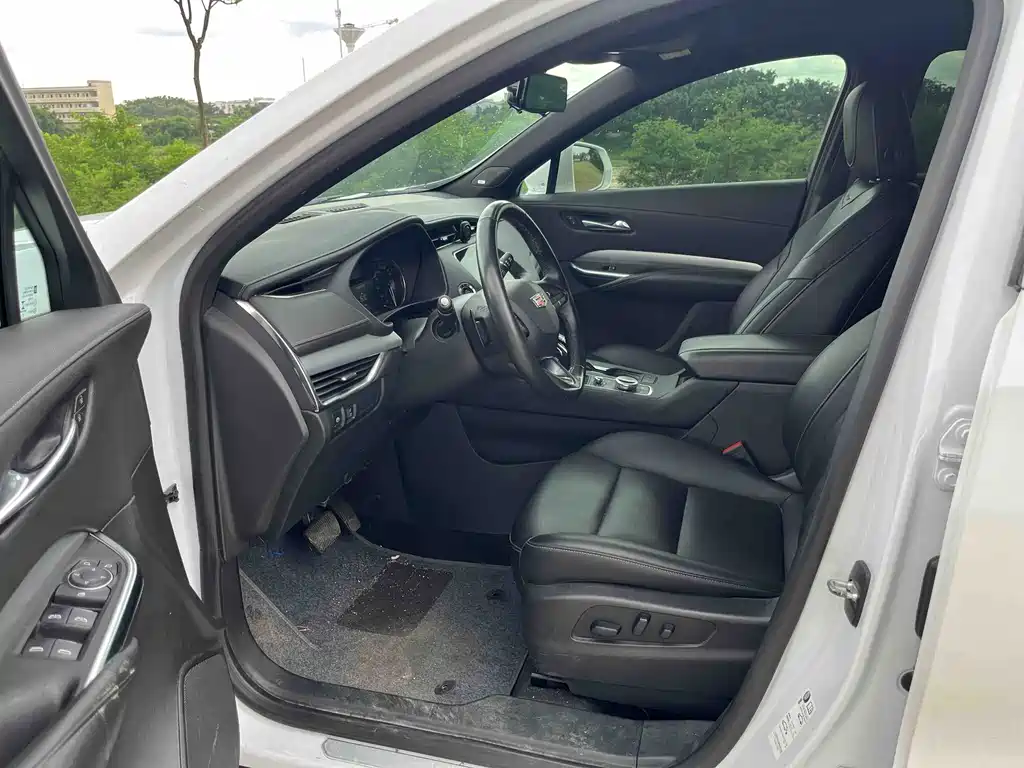 Cadillac XT4 28 T 2 WD Leading