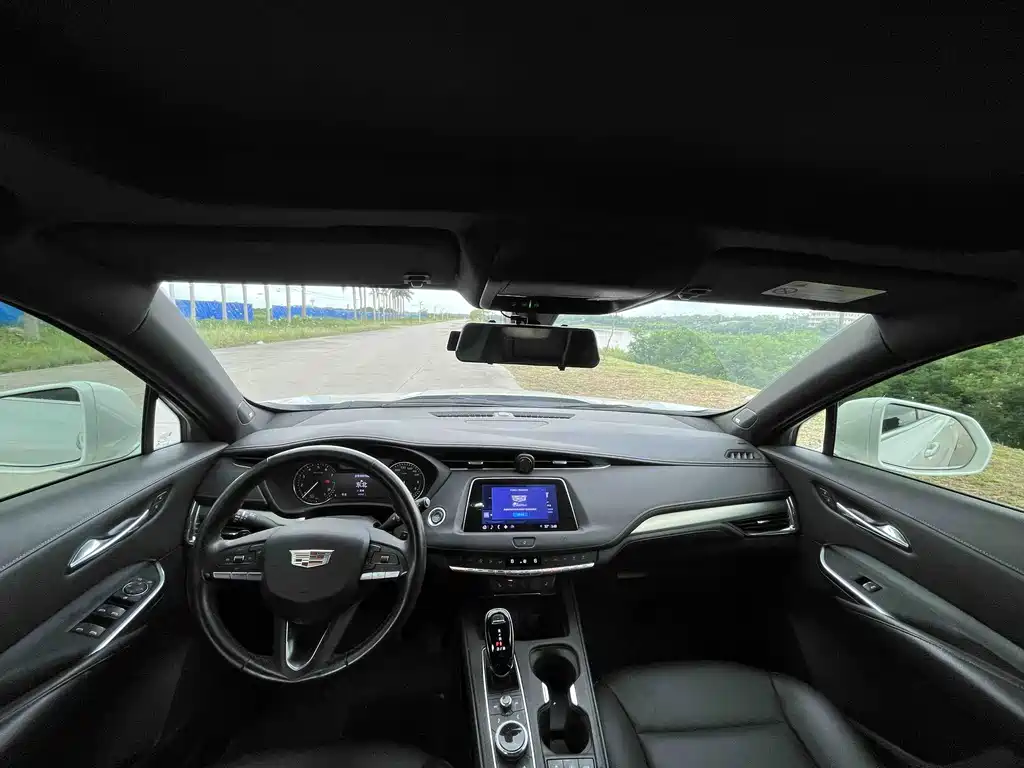 Cadillac XT4 28 T 2 WD Leading