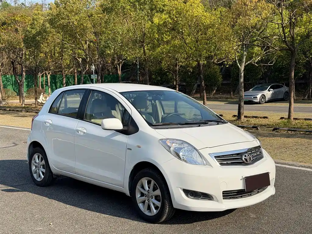 Yaris 1.6 E Auto Charm Motion