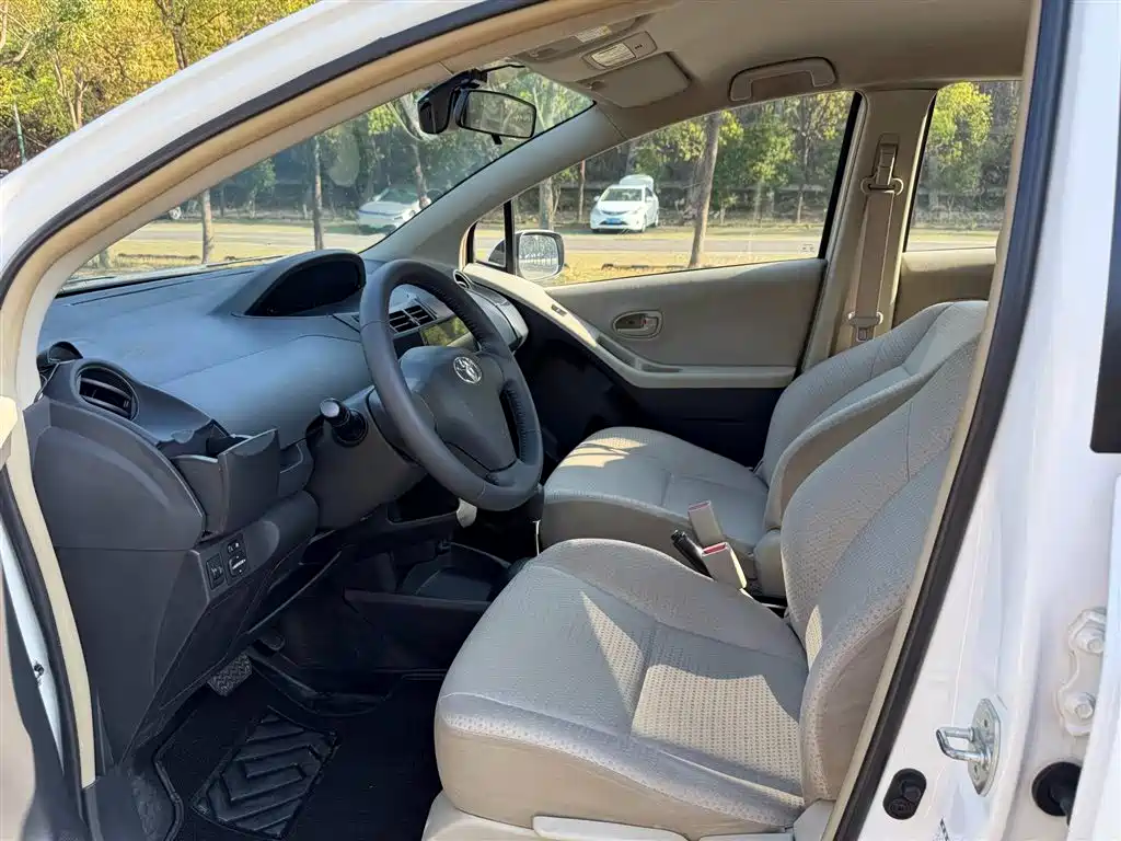 Yaris 1.6 E Auto Charm Motion