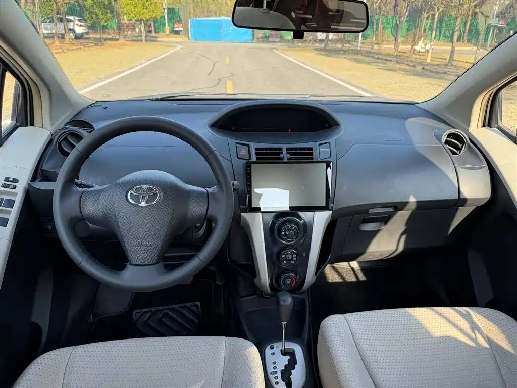Yaris 1.6 E Auto Charm Motion
