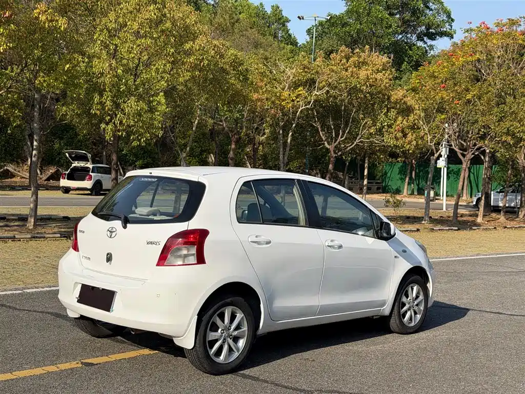 Yaris 1.6 E Auto Charm Motion