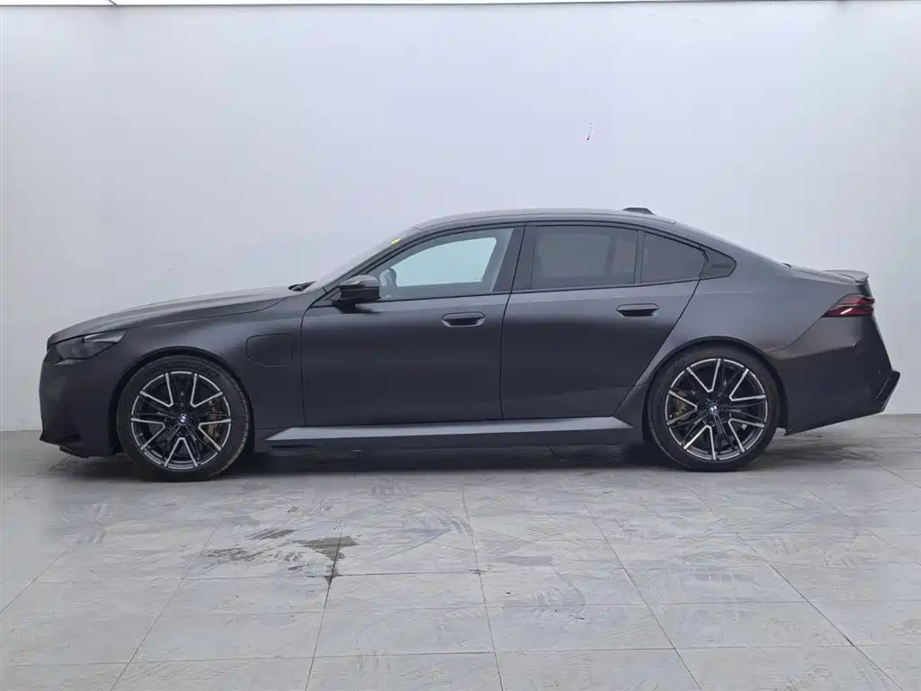 BMW M5 NEV