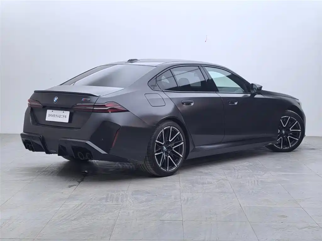 BMW M5 NEV