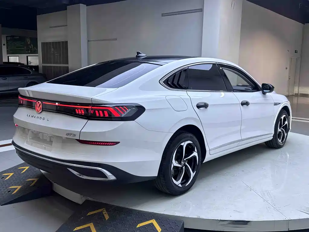 Lamando Lamando L 280 TSI DSG Dazzle Hot