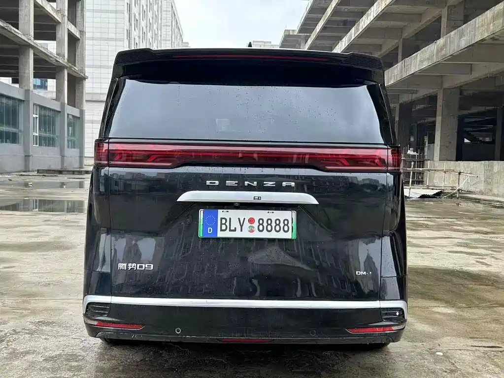 Denza D9 DM-i 980 4 WD Flagship