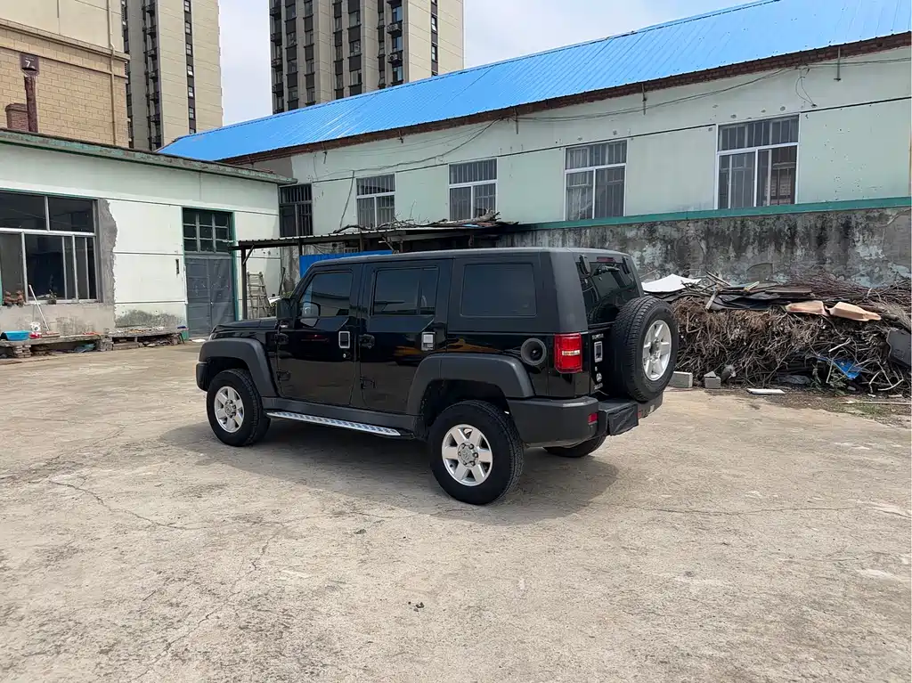 BAIC BJ40 40 L 2.0 T Manual 2 WD Luxury