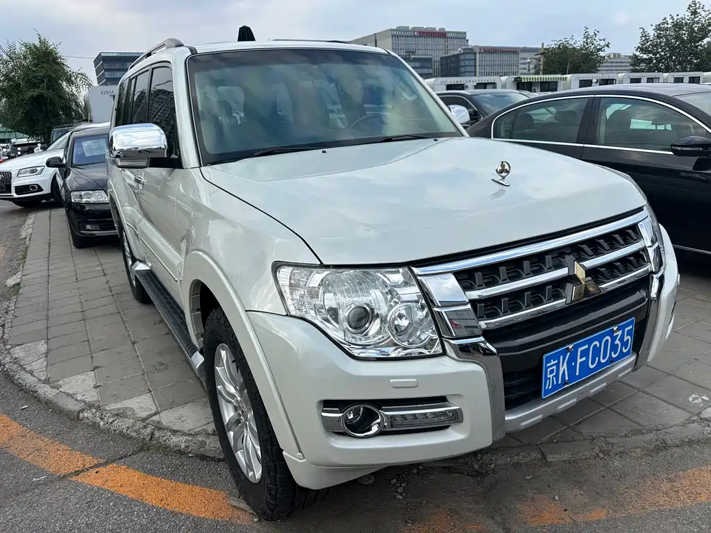 Pajero (Import) 3.0 L Auto Luxury