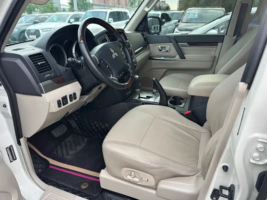 Pajero (Import) 3.0 L Auto Luxury