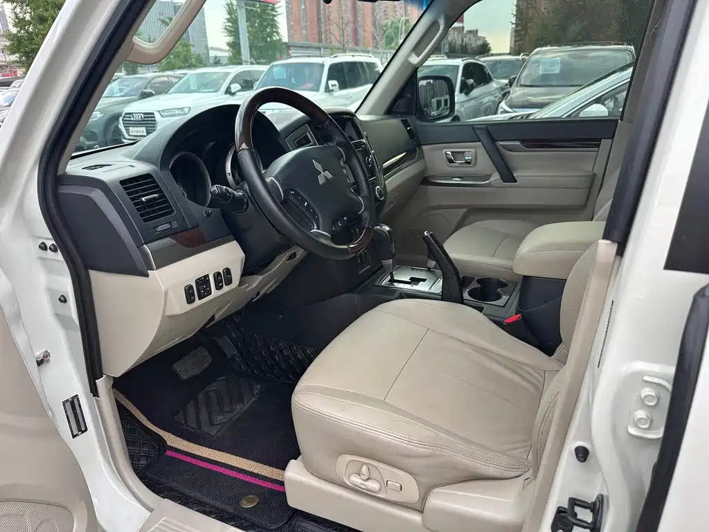 Pajero (Import) 3.0 L Auto Luxury