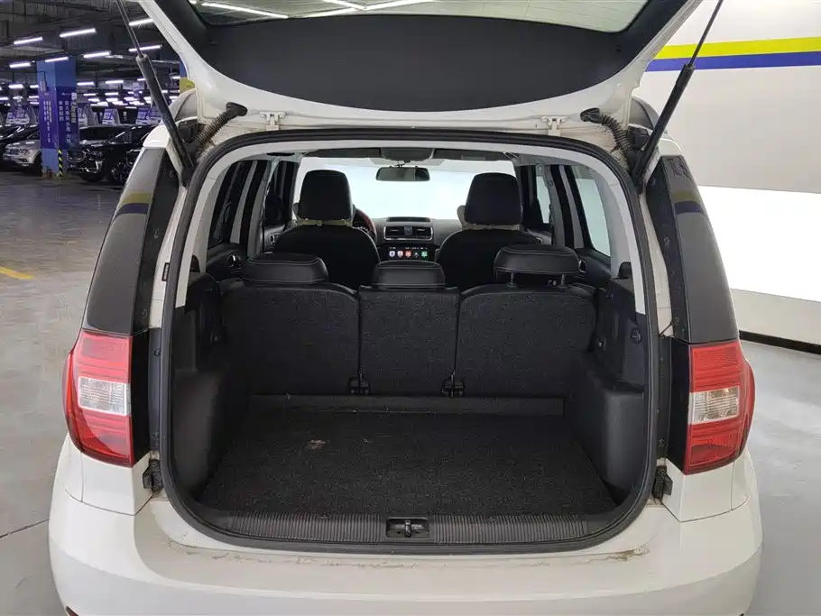 Yeti TSI280 DSG Forward