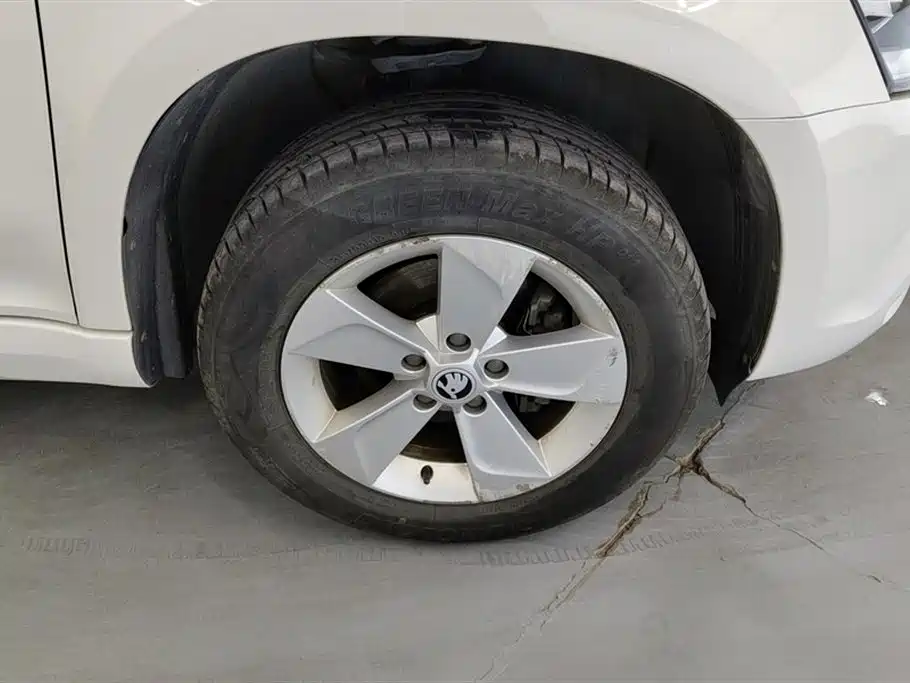 Yeti TSI280 DSG Forward