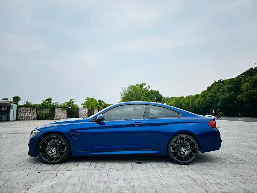 BMW M4 M4 2-door Coupe Racing