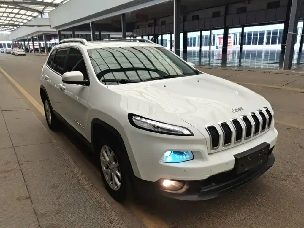 Cherokee 2.4 L Leading