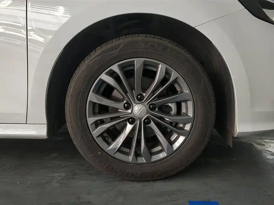 MG5 MG5 2025款 180 DVVT 全球豪华版