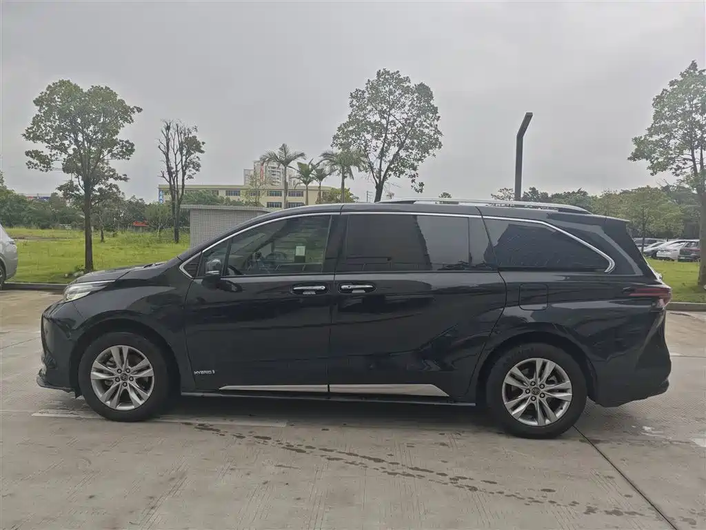 Sienna 2.5 L Hybrid Platinum
