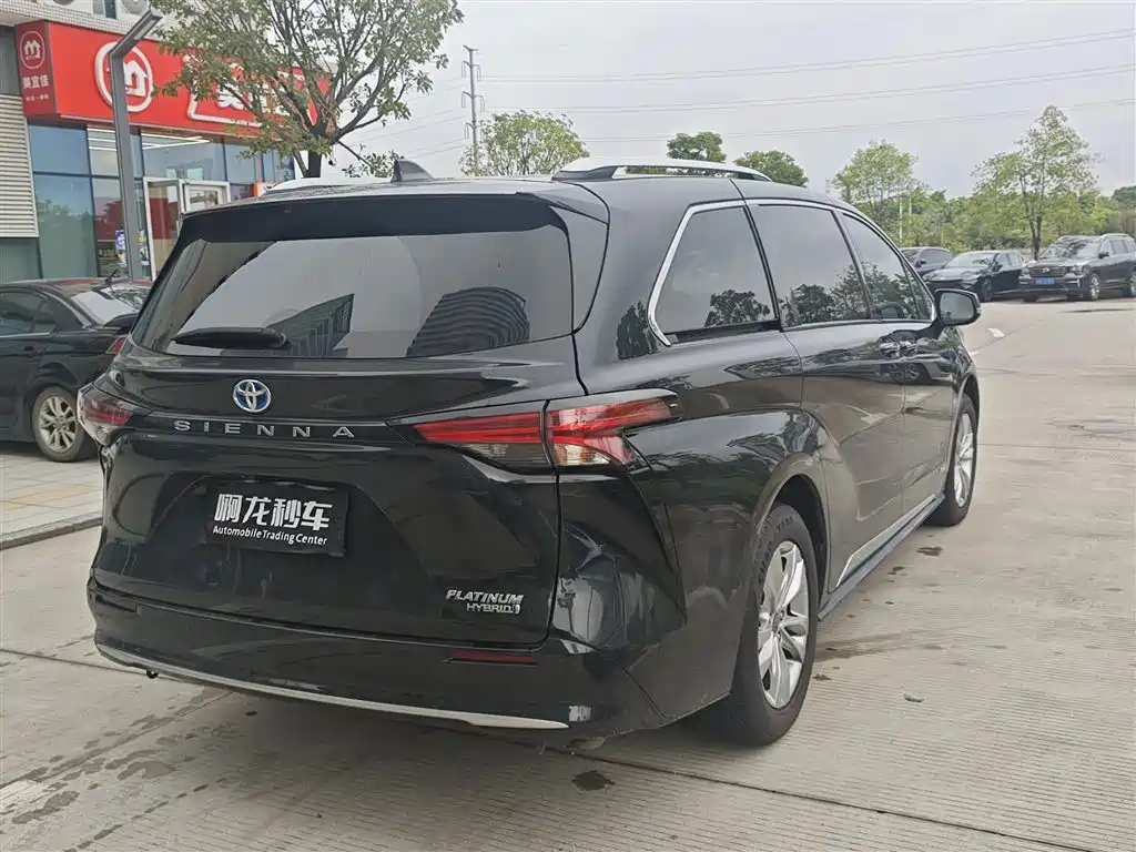 Sienna 2.5 L Hybrid Platinum