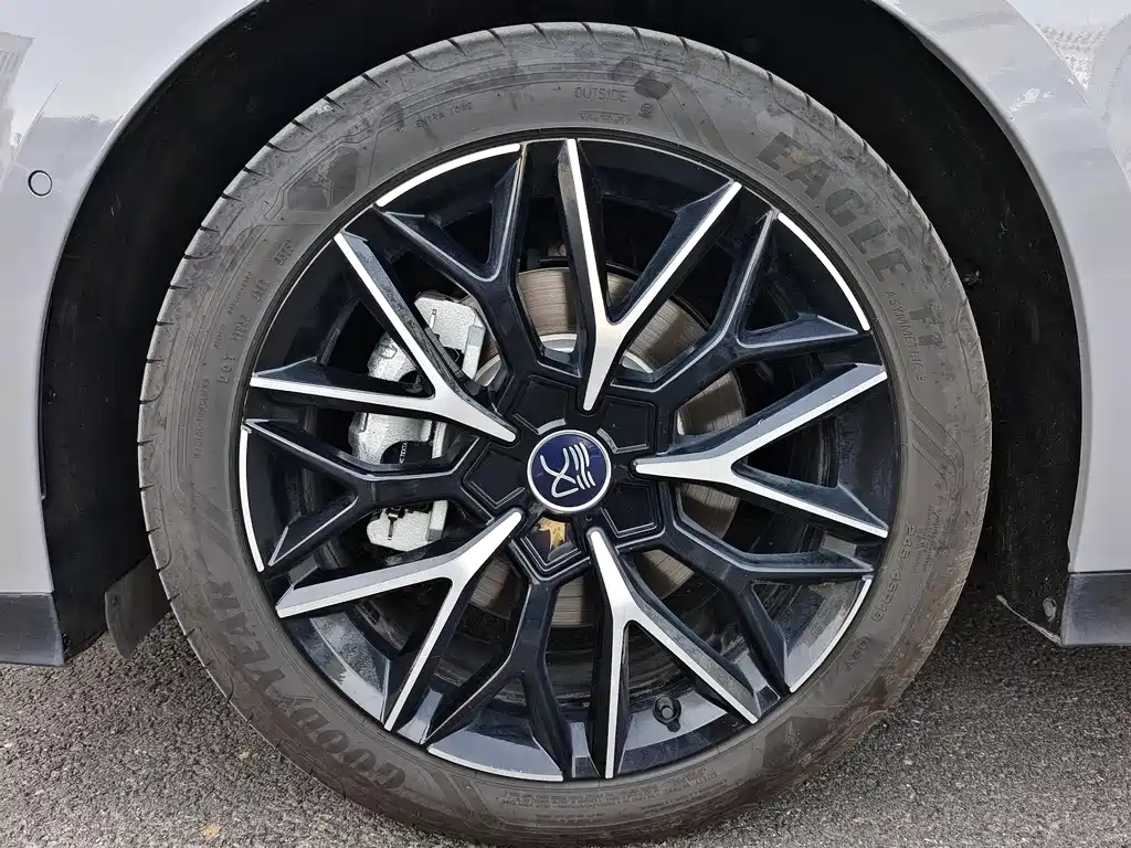 Han DM-i Smart Drive 125 KM Honored
