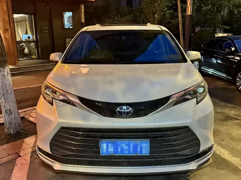 Toyota Sienna 2.5 L Hybrid Luxury