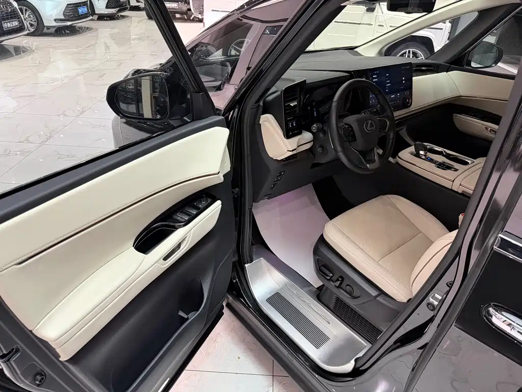 Lexus LM 500 h 6-seat Supreme