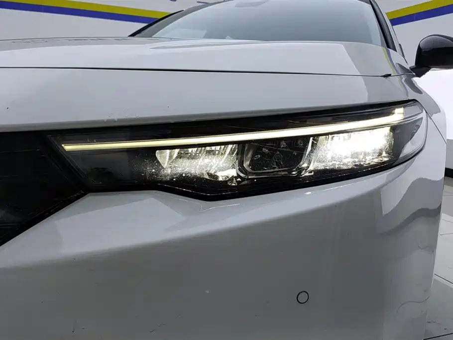 Integra 240 TURBO CVT Phantom Night · Tech